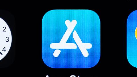 Das Logo des App-Store ist auf dem Bildschirm eines iPhones zu sehen.