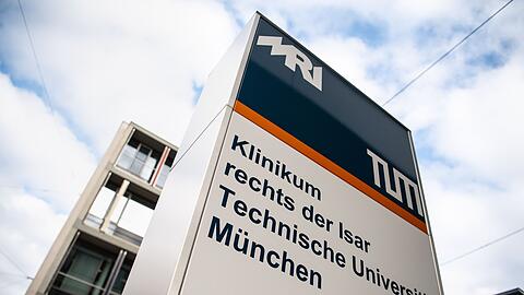 Der Schriftzug "Klinikum rechts der Isar - Technische Universität München" ist an einem Gebäude des Klinikums zu sehen.