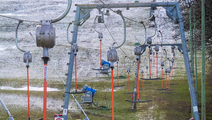 Schneekanonen und Lifte verändern die empfindliche Natur in den Alpen dauerhaft. Viele Skipisten sind daher aus Sicht von Natur- und Umweltschützern in Zeiten des Klimawandels nicht mehr zu verantworten. (Illustration)