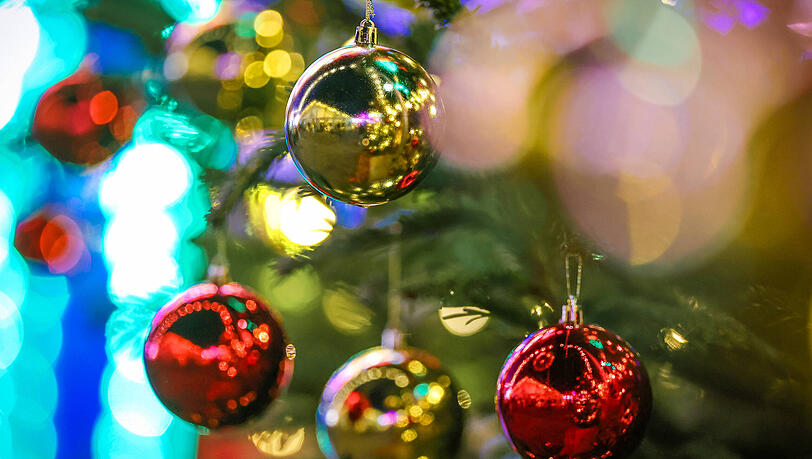 Das Aufstellen des Weihnachtsbaumes kann ein wichtiges Ritual in den Rauhnächten sein. Das Aufstellen des Weihnachtsbaumes kann ein wichtiges Ritual in den Rauhnächten sein.