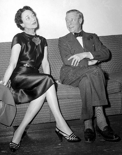 Immer geschmückt, immer aus der obersten Juwelenschublade: Wallis Simpson, Herzogin von Windsor, mit ihrem späteren Ehemann Edward. Aus Liebe zu der geschiedenen Amerikanerin Wallis Simpson verzichtete König Edward VIII. 1936 auf den englischen Thron. Immer geschmückt, immer aus der obersten Juwelenschublade: Wallis Simpson, Herzogin von Windsor, mit ihrem späteren Ehemann Edward. Aus Liebe zu der geschiedenen Amerikanerin Wallis Simpson verzichtete König Edward VIII. 1936 auf den englischen Thron.
