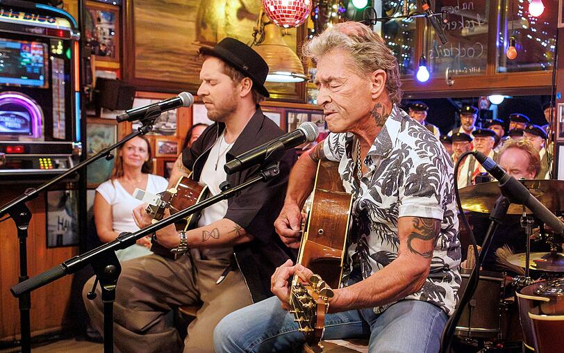 Johannes Oerding (links) und Peter Maffay präsentierten bei "Inas Nacht" ihren gemeinsamen Song "Weiter". Johannes Oerding (links) und Peter Maffay präsentierten bei "Inas Nacht" ihren gemeinsamen Song "Weiter".
