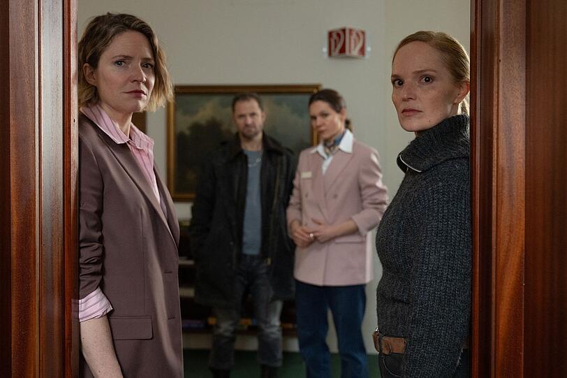 Zwei Frauen haben Aktien im Herzen "des Geiers" und umgekehrt: Hotelchefin Lara Schnee (Patricia Aulitzky, links), die Lukas Geier (Philipp Hochmair) schon lange kennt, und Ermittlerin Franziska Conte (Julia Koch, rechts) sind feste Rollen der Krimireihe. Ebenfalls mit im Bild: Nicole Tschachler (Lilith H&auml;ssle) als Angestellte des Hotels.
