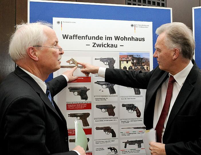 Generalbundesanwalt Harald Range (r.) und der Praesident des Bundeskriminalamtes (BKA), Joerg Ziercke.