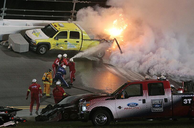 Spektakulärer Feuerunfall von Juan Pablo Montoya in Daytona. Der ehemalige Formel-1-Pilot war mit einem Safety-Car kollidiert, das in Flammen aufging. Die Bilder vom Crash.