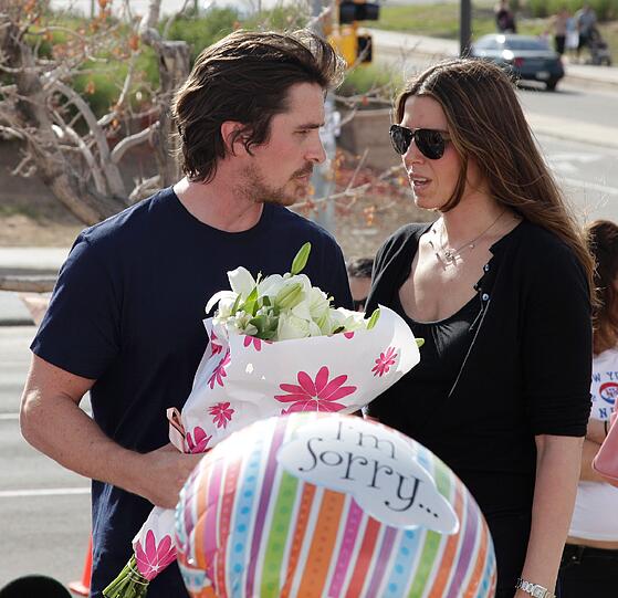 Batman-Star Christian Bale hat gemeinsam mit seiner Frau Sibi Blazic die Trauernden sowie überlebende Opfer des Kino-Amokschützen in Aurora besucht - sehen Sie hier die emotionalen Bilder.