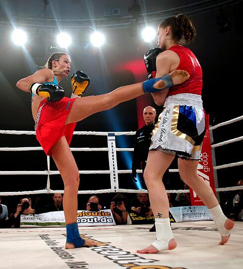 Eindrucksvoll verteidigt Kickbox-Queen Christine Theiss am Freitag ihren Titel. Als ob's nicht schon genug zu Feiern gegeben hätte, hat sie auch noch Geburtstag. Die Feier dauerte bis Sonntagmorgen. Die Bilder!
