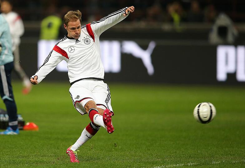Benedikt Höwedes: Nach Hummels-Verletzung Innenverteidiger Nummer vier an
diesem Abend. Gutes Stellungsspiel &ndash; als Allrounder gefragt.
