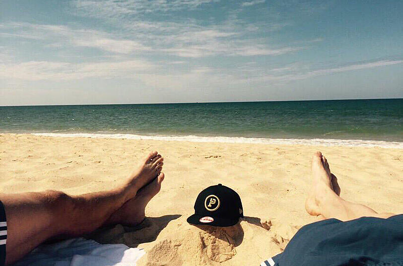 "Nach elf Jahren am gleichen Strand" - so betitelte Bastian Schweinsteiger sein Twitter-Foto zum EM-Qualifikationsspiel in Faro gegen Gibraltar.