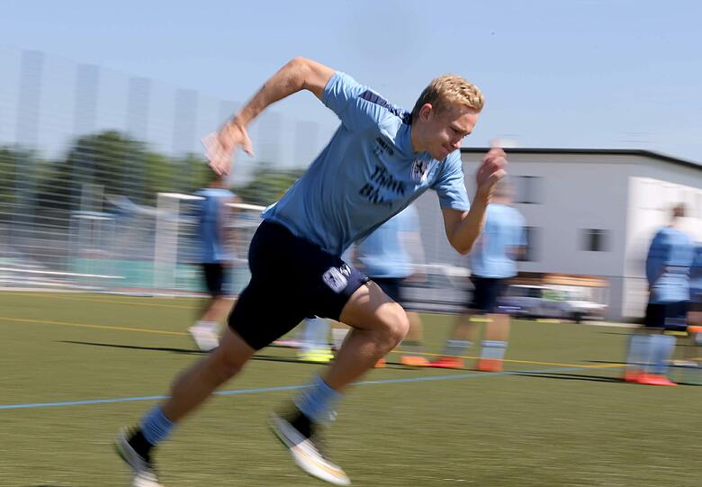 Schwitzen in der Vorbereitung: Löwen-Trainer Torsten Fröhling ließ seine Mannschaft beim Vormittagstraining am Dienstag sprinten.