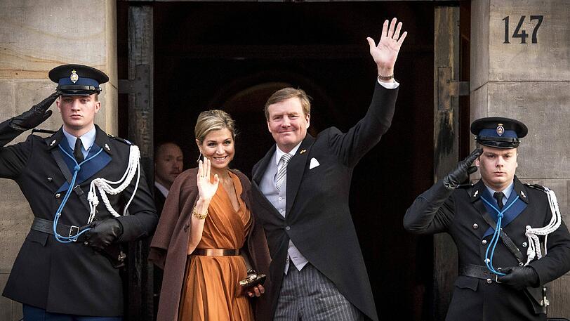 Das niederländische Königspaar winkt in die Menge. Die beiden gaben am Mittwoch einen Empfang für das Diplomatische Korps in Holland.