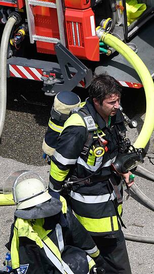 Bilder des Feuerwehreinsatzes am Landshuter BMW-Werk: Der Sachschaden wird auf über zwei Millionen Euro geschätzt.