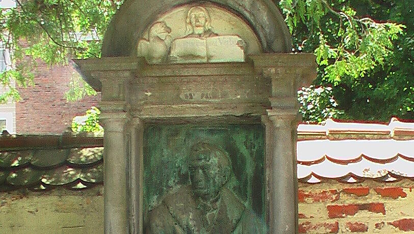 Das Grab von Lamont auf dem St. Georg Friedhof. Ihm vertrauen Kinder Geld an, schreibt die AZ-Leserin. Das Grab von Lamont auf dem St. Georg Friedhof. Ihm vertrauen Kinder Geld an, schreibt die AZ-Leserin.