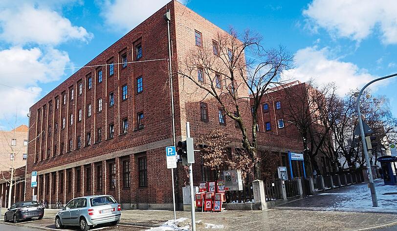 Das Ledigenheim ist ein großer auffälliger Backsteinbau an der Bergmannstraße im Westend.