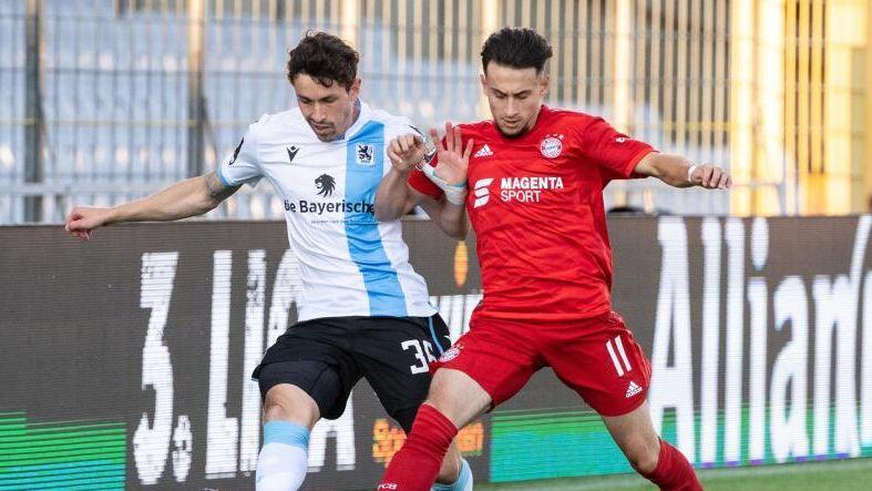 Phillipp Steinhart von 1860 München (l.) und Nicolas Kühn von FC Bayern II im Zweikampf um den Ball. Foto: Matthias Balk/dpa/Archivbild