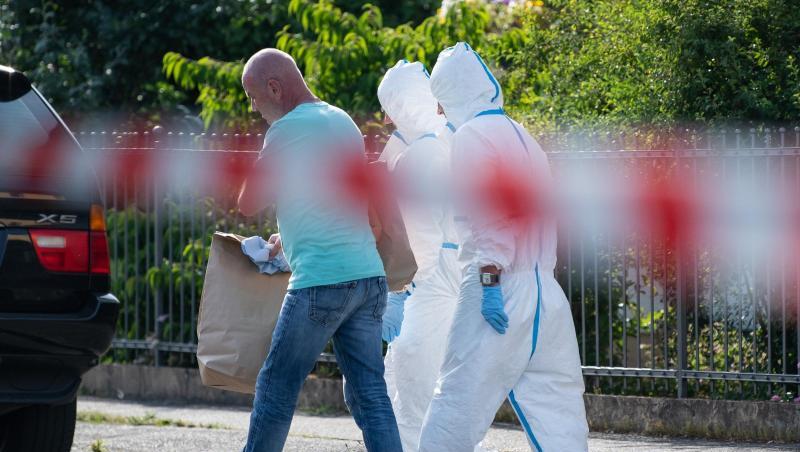 Mitarbeiter der Spurensicherung tragen Beweismaterial aus einem Einfamilienhaus in Kahl am Main. Foto: Silas Stein Mitarbeiter der Spurensicherung tragen Beweismaterial aus einem Einfamilienhaus in Kahl am Main. Foto: Silas Stein
