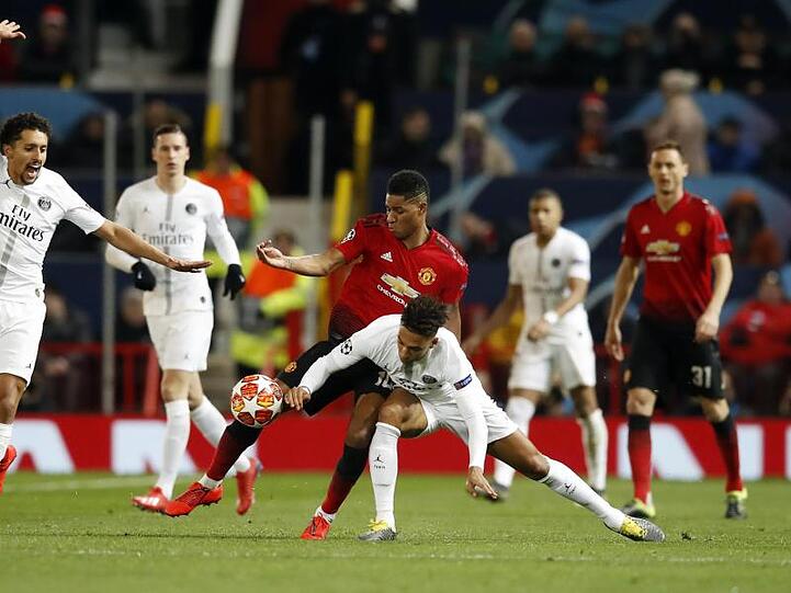 Manchester-Akteur Marcus Rashford (vorne,r) beim Zweikampf mit Paris' deutschem Nationalspieler Thilo Kehrer.