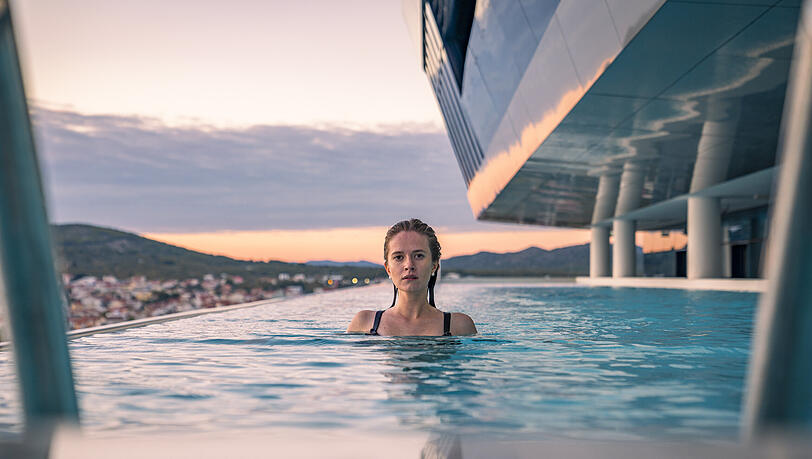 Esther in dem originellen Pool des Hotel Olympia Sky in Vodice vor großartigem Panorama. Sie war eine der Finalistinnen der "Schönen Münchnerin" 2020.