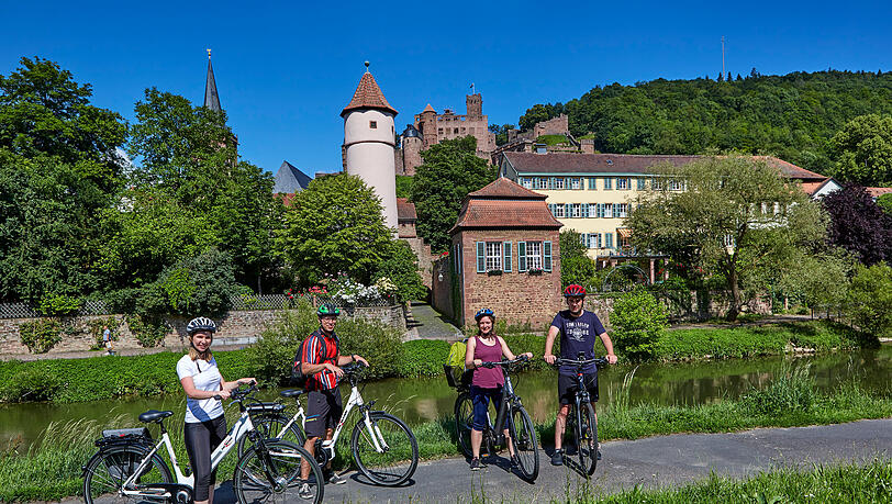 Radfahrer an der Tauber vor dem Kittsteintor. Radfahrer an der Tauber vor dem Kittsteintor.