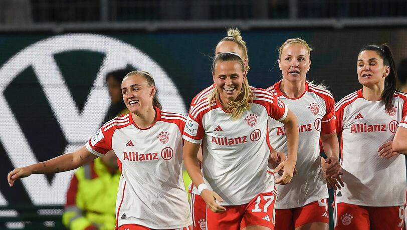 Münchens Spielerinnen jubeln nach dem Tor zum 0:2.