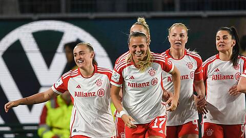 Münchens Spielerinnen jubeln nach dem Tor zum 0:2.