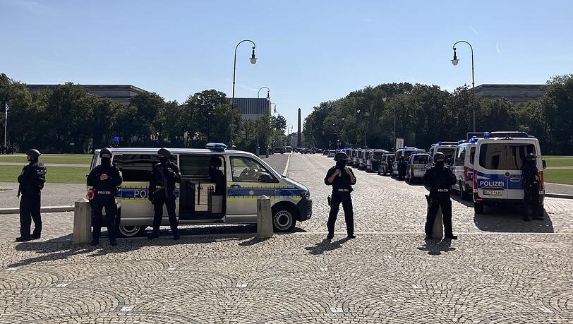 Polizisten riegeln nach dem versuchten Anschlag auf das jüdische Generalkonsulat den Karolinenplatz ab.