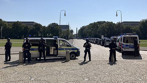 Polizisten riegeln nach dem versuchten Anschlag auf das jüdische Generalkonsulat den Karolinenplatz ab.