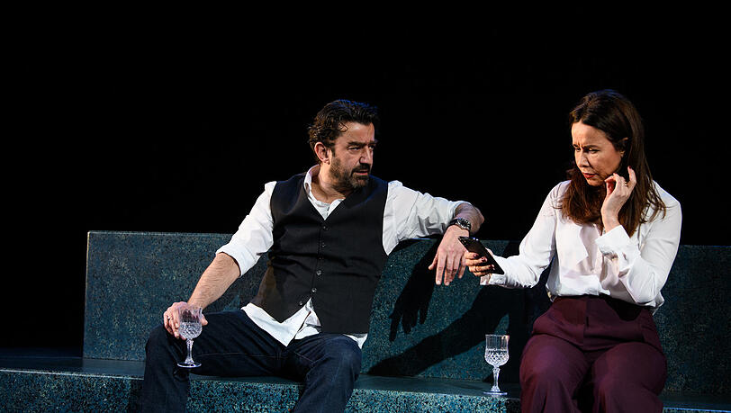Michele Cuciuffo und Katharina M&uuml;ller-Elmau diskutieren in der Produktion "Die Wahrheiten", die ab November wieder im Metropoltheater zu sehen sein wird.