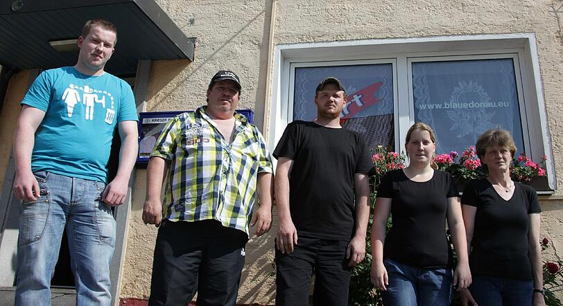 Erich, Mario, Manuel, Ramona und Regina Lenk stehen vor dem Nichts