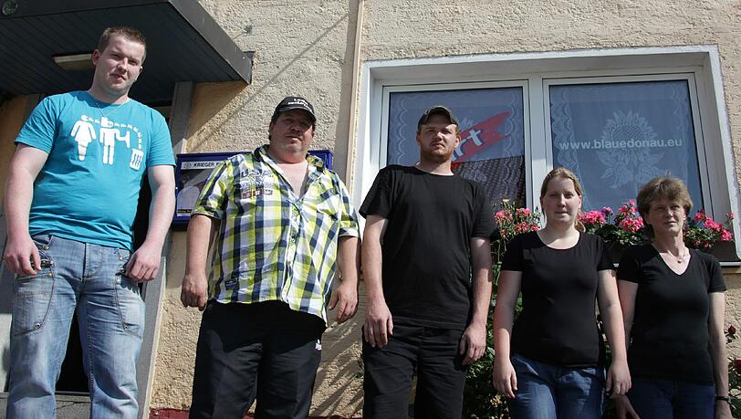 Erich, Mario, Manuel, Ramona und Regina Lenk stehen vor dem Nichts Erich, Mario, Manuel, Ramona und Regina Lenk stehen vor dem Nichts
