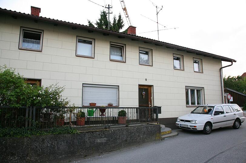 Das Tat-Haus in Neumarkt. Die Ehefrau wollte ihren Mann verlassen, obendrein gab es Streitereien um Geld &mdash; da rastete er aus.