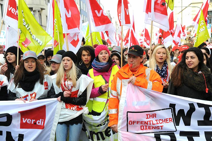 Wie hier in München, legten vielerorts in Bayern tausende öffentlich Bedienstste die Arbeit nieder und demonstrierten für mehr Lohn.