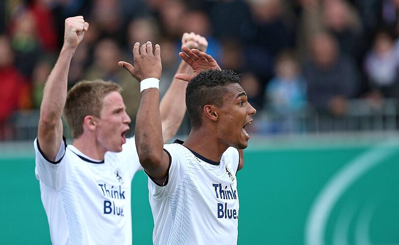 RUBIN OKOTIE: NOTE 1-: Pokalheld und Matchwinner. Lange überhaupt nicht ins Spiel eingebunden, traf dann per Kopf (55.) und verwandelte auch den Elfmeter, den er selbst herausholte (81.).