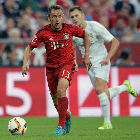 Rafinha, Note 3. Defensiv sehr aufmerksam, stoppte einen gefährlichen Real-Konter per Hacke. Im Spiel nach vorne allerdings mit wenigen Impulsen.