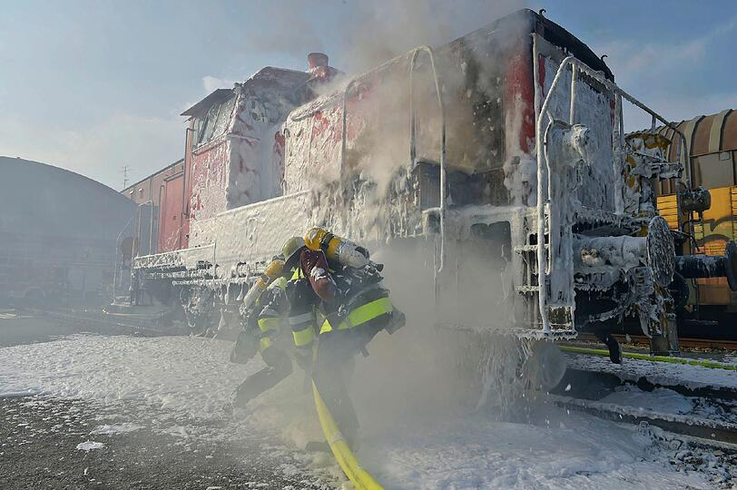 Mit einem Schaumrohr machten die Feuerwehrleute dem Brand den Garaus.