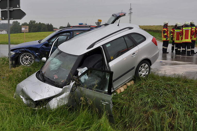 Beide Wracks landeten im Straßengraben.