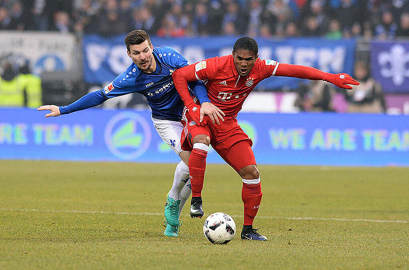DOUGLAS COSTA: NOTE 3 - Fand im Grunde nicht statt. Dem Brasilianer gelangen einfachste Dinge nicht. Flanken hinter&rsquo;s Tor, verpuffte Dribbings. Und dann ein Hammer mit links in den Winkel &ndash; das 1:0 (70.). Damit von Note 6 auf 3.