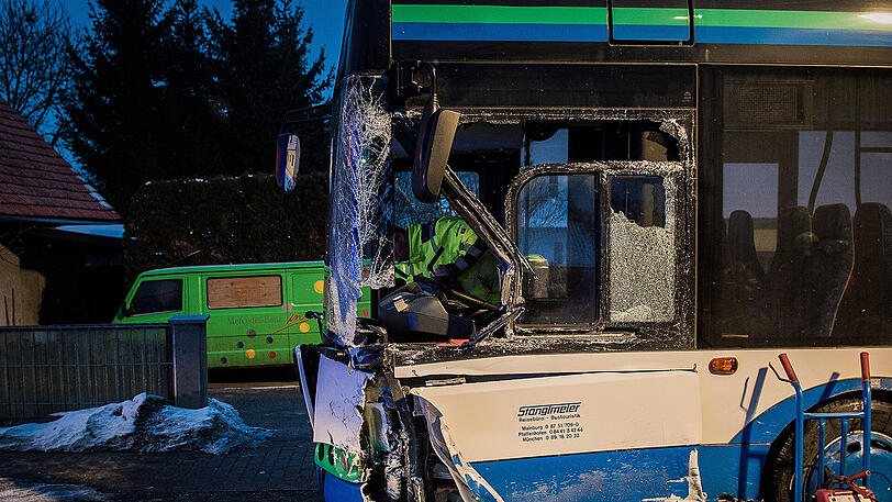 Die VW-Fahrerin war von der Straße abgekommen und in den Bus geprallt.