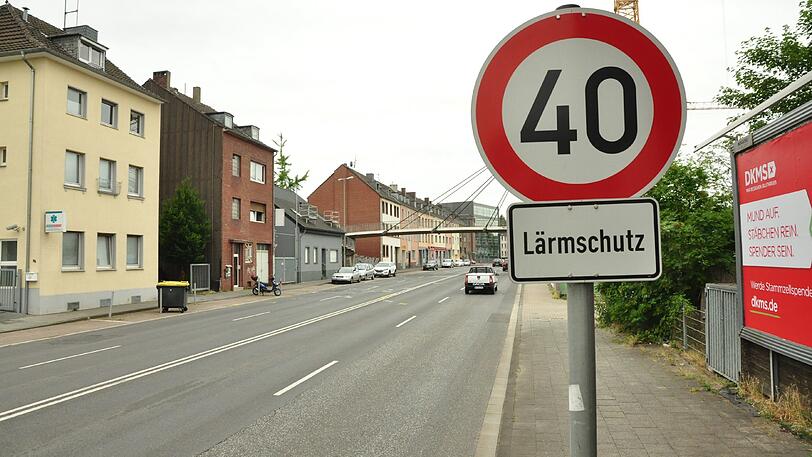 Ein Geschwindigkeitsbegrenzungsschild 40 Stundenkilometer steht unweit der Unfallstelle.