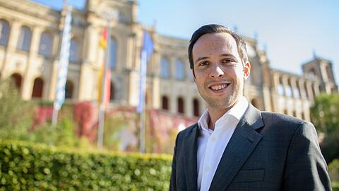 Bayerns FDP-Fraktionschef Martin Hagen vor dem Maximilianeum.