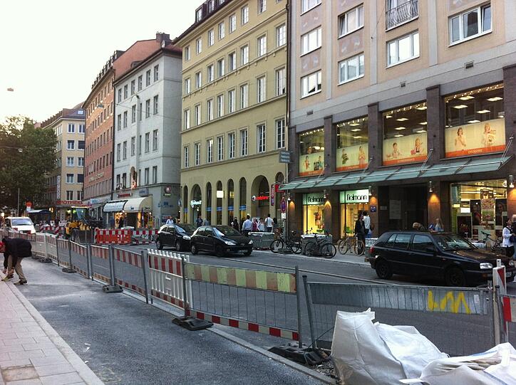 Die Fahrbahn in der Mitte wird enger.