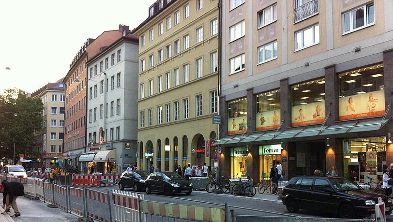 Die Fahrbahn in der Mitte wird enger. Die Fahrbahn in der Mitte wird enger.
