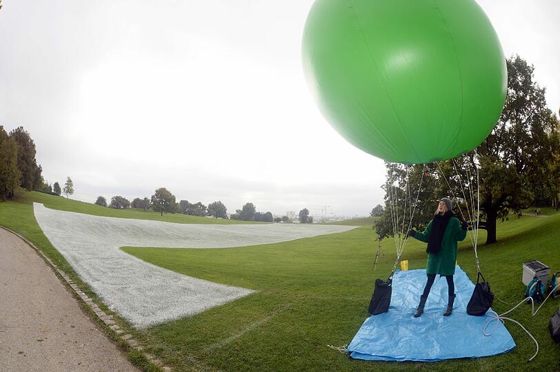 Eine Kunstinstallation im Olympiapark macht auf das Abschmelzen der Arktis aufmerksam.