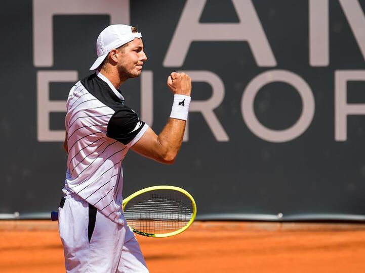 Steht nach einer souveränen Leistung in Hamburg im Achtelfinale: Jan-Lennard Struff jubelt.
