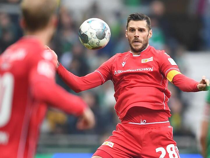 Unions Kapitän Christopher Trimmel stoppt den Ball.