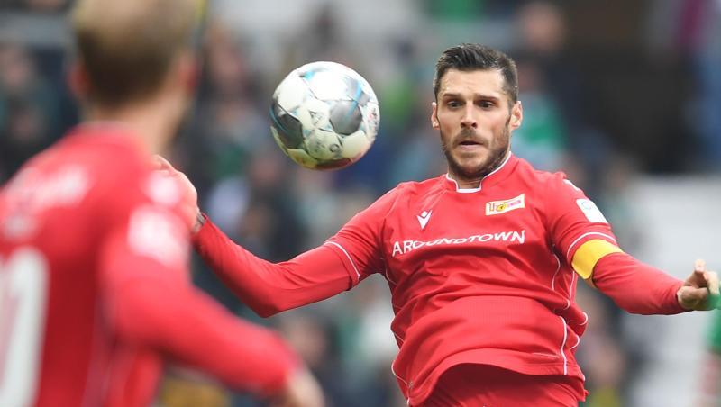 Unions Kapitän Christopher Trimmel stoppt den Ball. Unions Kapitän Christopher Trimmel stoppt den Ball.