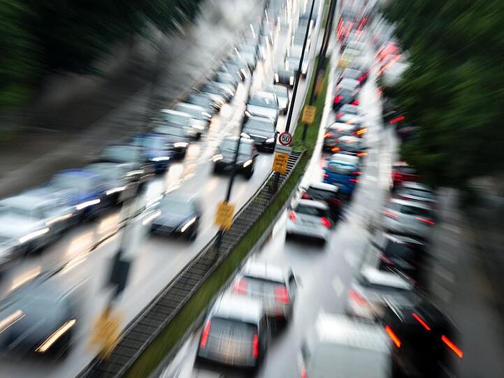 Der Verkehr staut sich auf dem Mittleren Ring B2R auf Höhe des Isarrings. Foto: Matthias Balk/Archiv