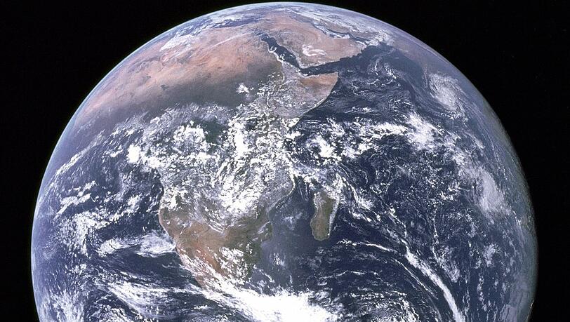 1972 aus dem Weltall aufgenommen: „The Blue Marble“, die blaue Murmel, unser blauer Planet. 1972 aus dem Weltall aufgenommen: „The Blue Marble“, die blaue Murmel, unser blauer Planet.