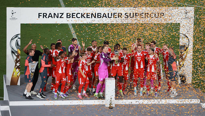 Der erste Pokal der Saison ist da: Der FC Bayern um Kapitän Manuel Neuer gewann beim VfB Stuttgart den Franz-Beckenbauer-Supercup.
