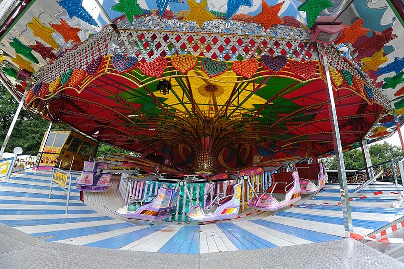 Das Karussel Disco Star auf dem Volksfest in Hemau: Drei Mädchen im Alter zwischen neun und elf Jahren sind am Dienstagabend schwer verletzt worden, als eine Haltestange bei voller Fahrt plötzlich brach und sich die Gondel löste, in der die Mädchen saßen. Die Bilder